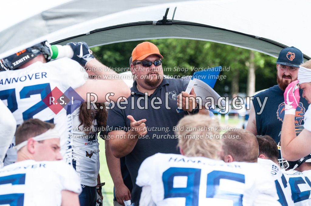 American Football, Saison 2022, Regionalliga Nord, Hamburg Blue Devils - Hannover Grizzlies, Dr.-Hermann-Schnell-Sportplatz (Hamburg), 18.06.2022, 4. Gameweek | Marko Hildebrand (D-Line Coach / Special Teams Coordinator, Hannover) coacht die Spieler in der Teamzone.