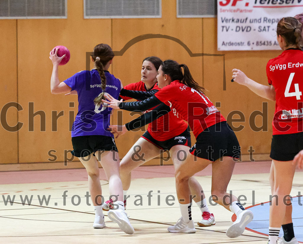 2022-11-05_074_SpVgg_Altenerding_gegen_SpVgg_Erdweg | Erding, Deutschland, 05.11.2022:
Handball, Bezirksoberliga Frauen Altbayern 2022 / 2023, 3. Spieltag, SpVgg Altenerding gegen SpVgg Erdweg, Endergebnis: 27:16

Marlene Mittermeier (SpVgg Altenerding, #6), Maike Kunitz (SpVgg Erdweg, #3), Christina Baumann (SpVgg Erdweg, #10)

Foto: Christian Riedel / fotografie-riedel.net
