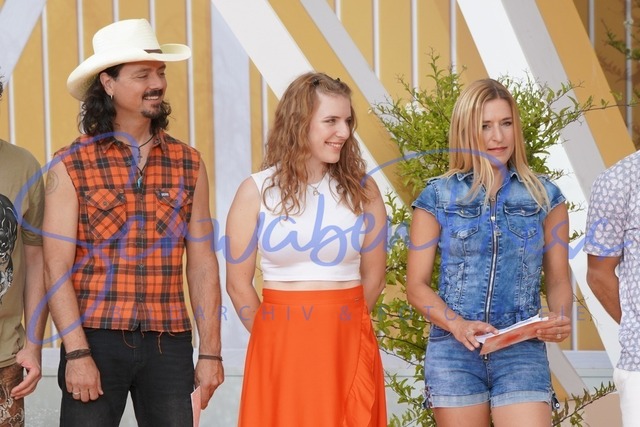 DSC00866 | Johanna Mross mit Stiefvater Lanny Lanner, Stefanie Hertel - Immer wieder sonntags, Folge 11
Stimmung und Emotionen bei der vorletzten Sendung, vor etwa 2500 Besuchrn. 
Deutschland, Rust, Europapark, 28.08.2022