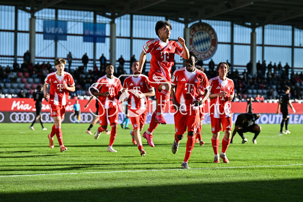 FC Bayern München U19 - Sporting Lissabon U19 | MUNICH, GERMANY - 09. DECEMBER: Jubel der Bayern nach dem Treffer zum 2-0 durch Maycon CARDOZO (FC Bayern München 7) / Tor / Torschuetze / Freude / Happy während dem Match zwischen der U19 des FC Bayern München und der U19 von Sporting Lissabon am 6. Spieltag der UEFA Youth League Ligaphase am FC Bayern Campus