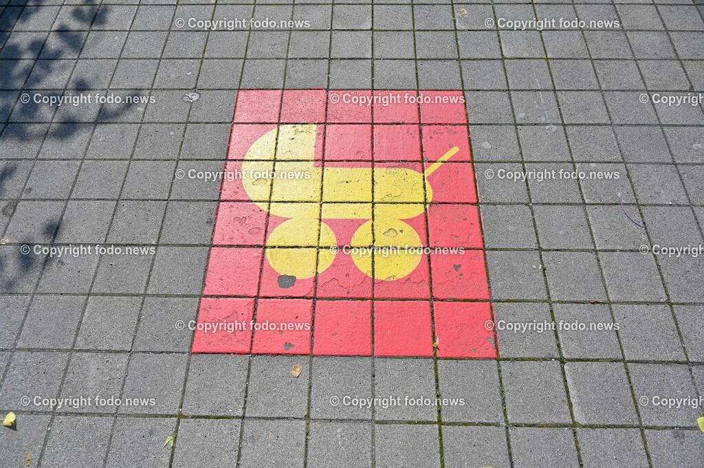 Parkplatz Supermarkt_  Kinderwagen_ Familie_ 06.06.2023-5 | 06.06.2023, Linz, AUT, Parkplatz Supermarkt, Familie, Kinderwagen, im Bild Supermarkt Parkplatz fuer Familien reserviert