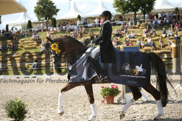 Birkhof_2022_GrandPrixSpecial_Siegerehrung_GrandPrixSpecial (51) | Alle Fotos der Reiterjournal Fotografin Doris Matthaes im Reiterjournal Online-Fotoshop. - Realisiert mit Pictrs.com