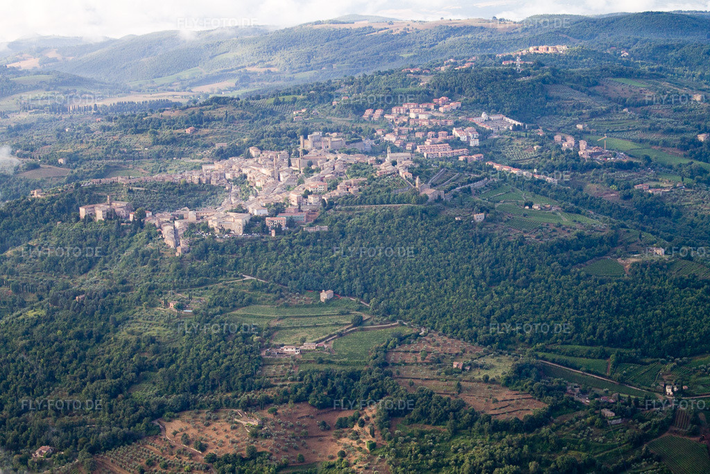 Luftbild: Ortsansicht in Montalcino im Bundesland Siena in Italien. Foto: IMG_43688.jpg vom 28.07.2011 durch Werner Riehm/FLY-FOTO.de