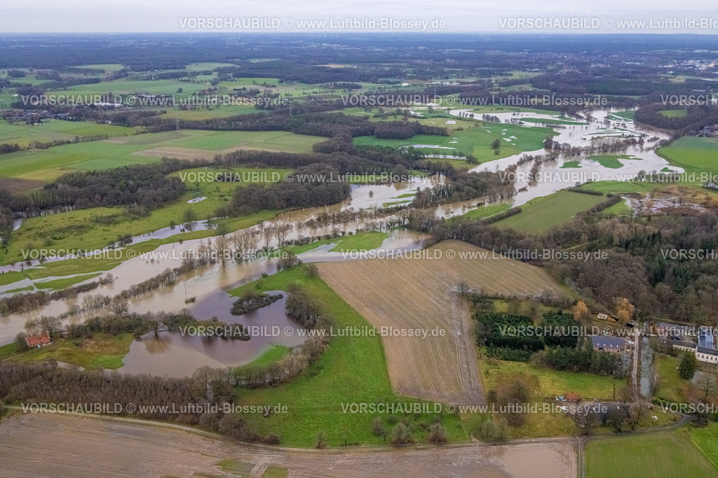 Huenxe231204116 | Luftbild vom Hochwasser der Lippe, Weihnachtshochwasser 2023, Fluss Lippe tritt nach starken Regenfällen über die Ufer, Überschwemmungsgebiet Lippeaue bei Damm und Bricht Landschaftsschutzgebiet am Schlosshotel Gartrop, Wiesen und Felder, Stadtgrenze Schermbeck und Hünxe, Gartrop, Hünxe, Ruhrgebiet, Nordrhein-Westfalen, Deutschland