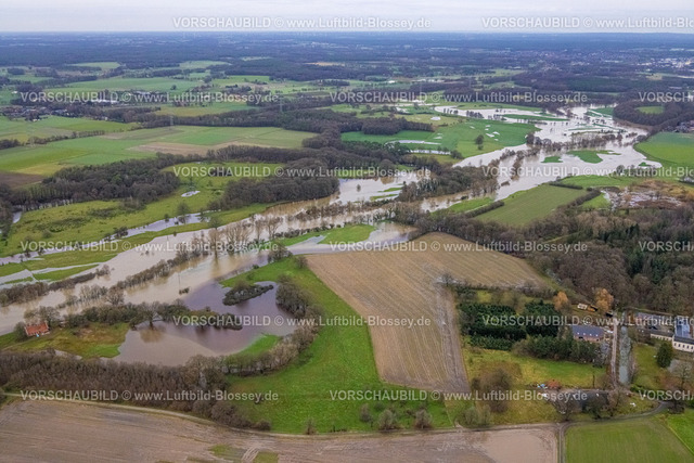 Huenxe231204116 | Luftbild vom Hochwasser der Lippe, Weihnachtshochwasser 2023, Fluss Lippe tritt nach starken Regenfällen über die Ufer, Überschwemmungsgebiet Lippeaue bei Damm und Bricht Landschaftsschutzgebiet am Schlosshotel Gartrop, Wiesen und Felder, Stadtgrenze Schermbeck und Hünxe, Gartrop, Hünxe, Ruhrgebiet, Nordrhein-Westfalen, Deutschland