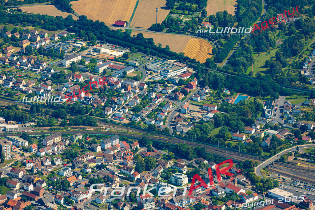Neue Luftbildaufnahme der Stadt Bebra - Das Luftbild wurde 2025 vom UL-Flugzeug heraus erstellt ( keine Drohnenaufnahme ) - Hochauflösende Luftaufnahme - für Wandbilder und großformatige Ausdrucke geeignet. Das besondere Geschenk!Hier alle&nbsp;Infos zur Lizenzierung der LuftaufnahmeWir fliegen auch dieses Jahr wieder in Ihre Region um Luftbilder zu erstellen.- Luftbild anfragen