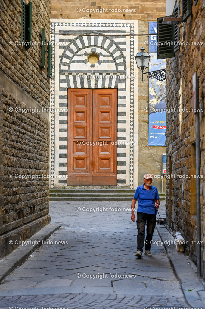 Italien_ Toscana_ Florenz_ 30.05.2024-217 | 30.05.2024, Italien, ITA, Toskana, Florenz im Bild Stadtansichten, Gebäude, Architektur, Touristen, Historisch, Souvenir, Altstadt, Museum, Statuen, Skulpturen, Piazza della Signoria, Statue David, Palazzo Vecchio, Neptunbrunnen, Piazza della Repubblica, Ponte Vecchio, Brücke, Uffizien, Kathedrale Santa Maria del Fiore, Arno, Fluß


Florenz, Firenze, ist eine italienische Großstadt. Nach Einwohnern ist sie die achtgrößte Stadt Italiens. Florenz ist die Hauptstadt sowie größte Stadt der Region Toskana und der Metropolitanstadt Florenz, in der etwa eine Million Menschen leben. Florenz ist für seine Geschichte berühmt. Leonardo da Vinci verbrachte große Teile seiner Jugend in Florenz, Michelangelo fand Unterschlupf in der Kirche der Medici, Galileo Galilei wohnte als Hofmathematiker in den Palästen der Medici. Von 1865 bis 1871 war die Stadt die Hauptstadt des neu gegründeten Königreichs Italien. Das historische Zentrum von Florenz zieht Jahr für Jahr Millionen von Touristen an. Die historische Innenstadt wurde von der UNESCO im Jahre 1982 zum Weltkulturerbe erklärt. 
Quelle: Wikipedia
