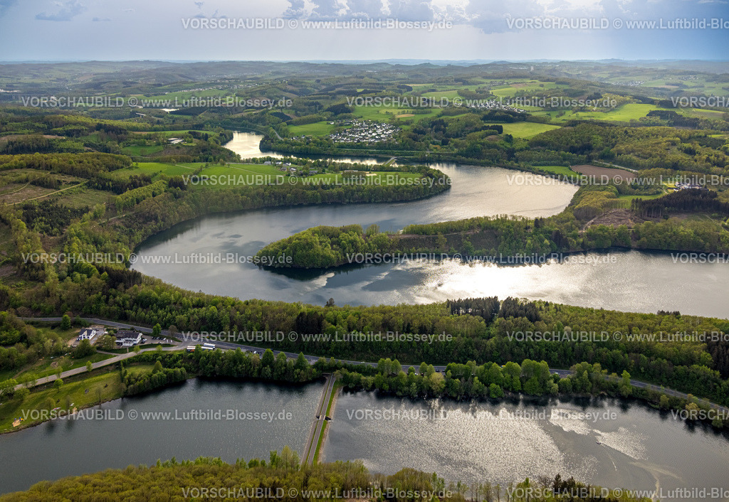 Olpe240502531BiggeSee | Luftbild, geschwungener Biggesee Fluss Bigge im Waldgebiet, Brücke Kessenhammer, Wiesen und Felder mit Hügel und Täler, Fernsicht Blick auf Eichhagen, bewaldete Uferbereiche, Rhode, Olpe, Nordrhein-Westfalen, Deutschland