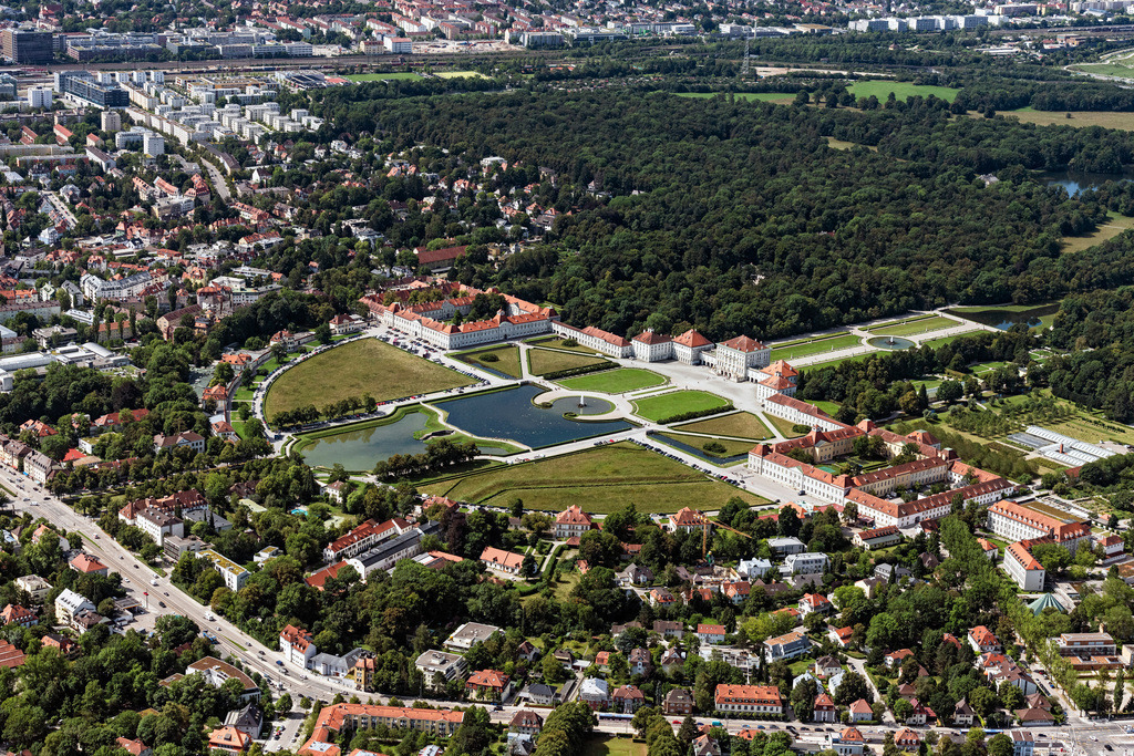 dr__0031269.jpg | MüNCHEN 09.08.2019 Gebäude und Schloßpark- Anlagen des Schloss Nymphenburg im Stadtteil Neuhausen-Nymphenburg in München im Bundesland Bayern. // Building and Castle Park Castle Nymphenburg im Stadtteil Neuhausen-Nymphenburg in Munich in the state Bavaria. Foto: Daniel Reiter