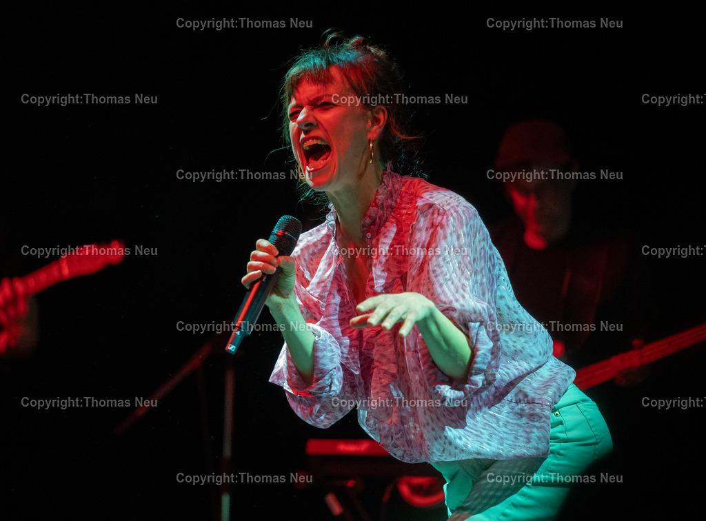 DSC_0292 | Im Parktheater Bensheim fand am 28. März 2026 die Verleihung des Eysoldt-Rings 2025 statt – eine der bedeutendsten Auszeichnungen für Schauspielkunst im deutschsprachigen Raum. Der Preis ging an Thomas Schmauser, der für seine herausragende darstellerische Leistung geehrt wurde.Im Rahmen der Veranstaltung wurde außerdem der Kurt-Hübner-Regiepreis an Fritzi Wartenberg verliehen, die für ihre besondere künstlerische Handschrift und Regiearbeit ausgezeichnet wurde.Musikalischer Teil war Katharina Bach mit ihrer Band "Bitchboy" ,Bild: Thomas Neu