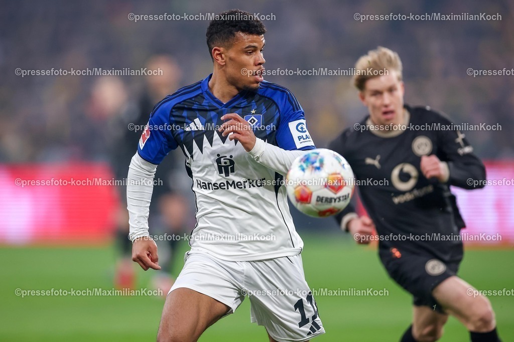 BVB21032601012 | 21.03.2026, Fußball, Borussia Dortmund - Hamburger SV, 1. Fußball Bundesliga, 27. Spieltag, Signal Iduna Park, Saison 2025 2026: Ransford Königsdörffer&nbsp; (HSV #11) neben Daniel Svensson&nbsp;(BVB #24)  DFB regulations prohibit any use of photographs as image sequences and or quasi-video.