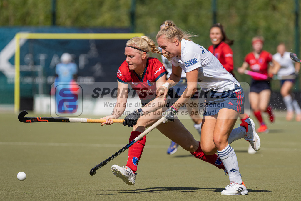 HK_20220903_109622 | 1. Bundesliga Damen Düsseldorfer HC - Berliner HC am 3.9.2022 DHC Düsseldorf, Düsseldorf , Sara Strauss ( Düsseldorfer HC #11 ) , Sophie Stiebitz Malin ( Berliner HC #23 )