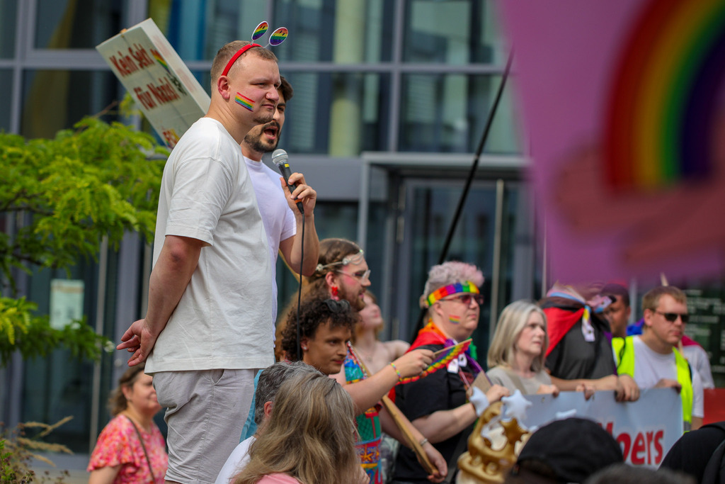 CSD_Moers_190725_113 | Bildergalerie von Sport-Ereignissen aber auch von weiteren spannenden Dingen - nicht nur vom Niederrhein. In Anlehnung an den bekannten Spruch von Hanns Dieter Hüsch heißt das Motto: "Niederrhein ist überall".  - Realisiert mit Pictrs.com