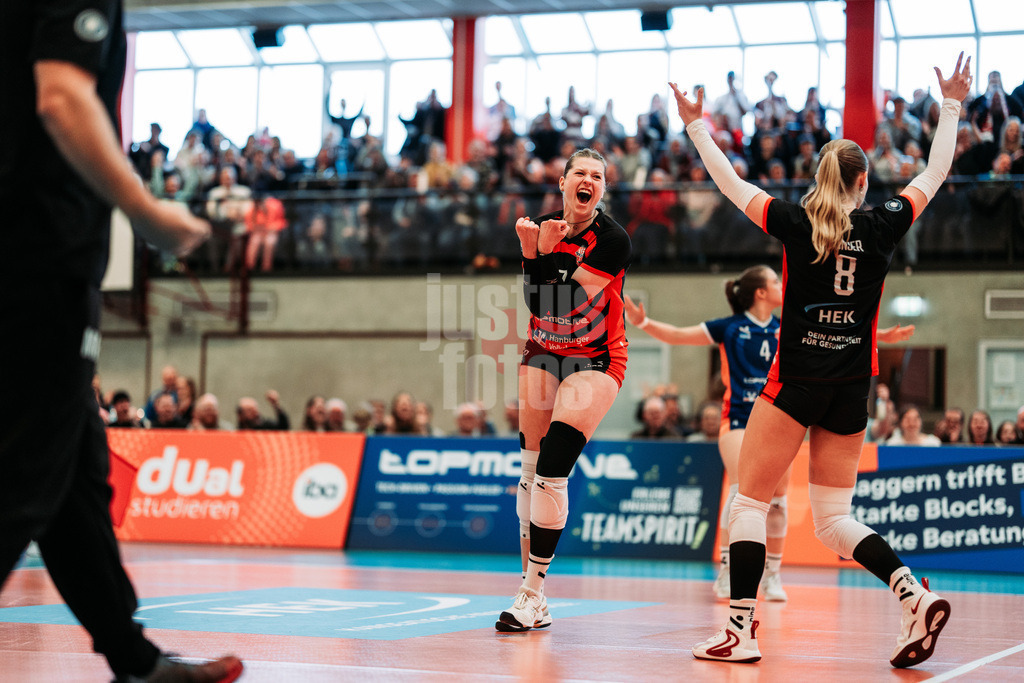 Volleyball | Frauen | Saison 2025/2026 | Volleyball Bundesliga | ETV Hamburger Volksbank Volleys vs. Schwarz-Weiß Erfurt | 15.02.2026 | Louisa Krams (#17, ETV Hamburger Volksbank Volleys) jubelt