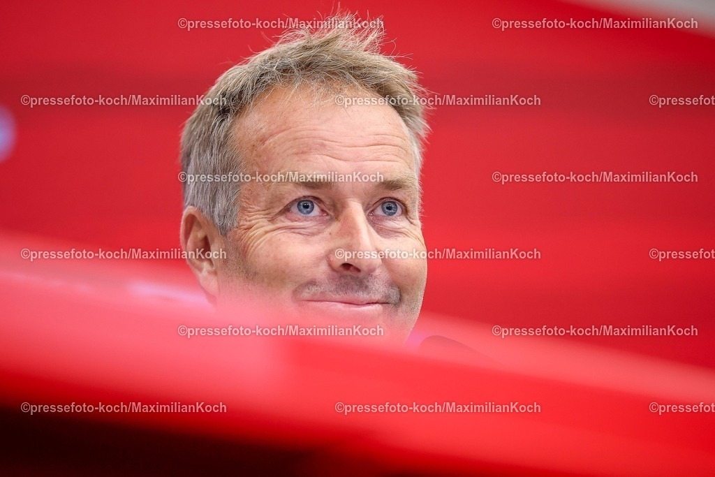 B0411092501019 | 11.09.2025, Fußball, Pressekonferenz Bayer 04 Leverkusen mit Cheftrainer Kasper Hjulmand vor dem Bundesliga Spiel gegen Eintracht Frankfurt in der BayArena, Saison 2025 2026 DFB regulations prohibit any use of photographs as image sequences and or quasi-video.