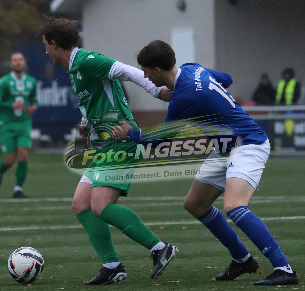TuS Bruchmühlen II - Bünder SV | Auf dem Bild zu sehen: blau TuS Bruchmühlen: Silvian Klockenbrink ; grün Bünder SV: Johannes SteinmeierTuS Bruchmühlen II, Bünder SV, Saison 25/26, Kreisliga A, Bruchmühlen, Deutschland - Realisiert mit Pictrs.com