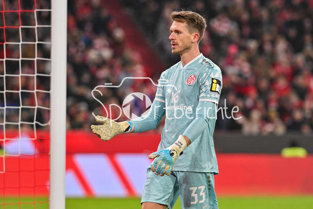 FC Bayern München - 1. FSV Mainz 05 | MUNICH, GERMANY - 14. DECEMBER: im Bild Daniel BATZ (1. FSV Mainz 05 33) / Einzelfoto / Freisteller während dem Bundesligamatch zwischen dem FC Bayern München und dem 1. FSV Mainz 05 am 14. Spieltag in der Allianz Arena / DFL REGULATIONS PROHIBIT ANY USE OF PHOTOGRAPHS AS IMAGE SEQUENCES AND/OR QUASI-VIDEO