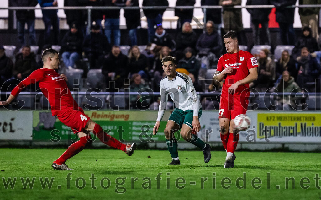 2024-03-28_046_FC_Schwaig_gegen_VfB_Forstinning | Oberding, Deutschland, 28.03.2024:
Fußball, Landesliga Südost 2023 / 2024, 27. Spieltag, FC Schwaig gegen VfB Forstinning, Endergebnis: 2:1

Mathias Hirt (VfB Forstinning, #4), Raffael Ascher (FC Schwaig, #9), Florian Pflügler (VfB Forstinning, #27)

Foto: Christian Riedel / fotografie-riedel.net