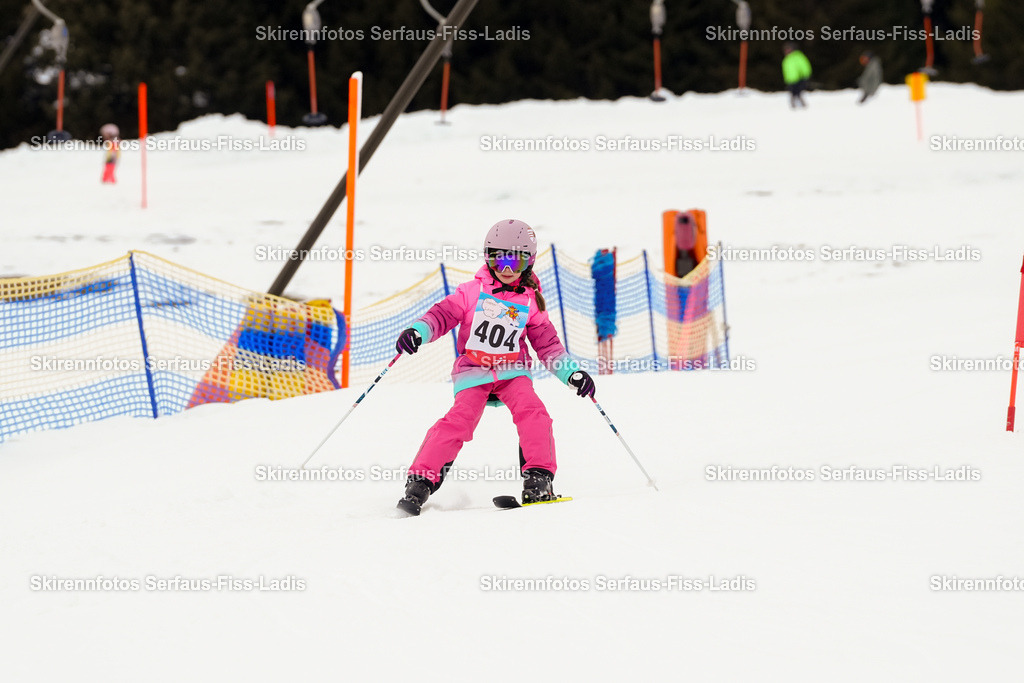 SRF_02.01.2026_0652 | Skirennfotos,Serfaus,Fiss,Ladis,Kinderskirennen,Winter,Tirol,Oberland,skirace,SFL,feelfree,weil wir's genießen,ski,Ski,skifahren,Sonnenplateau, - Realisiert mit Pictrs.com