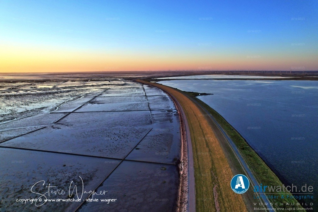 Nordsee, Nordfriesland, Beltringharderkoog, Luettmoorsee, Holmer Siel, Landgewinnung | Landgewinnung & Küstenschutz in Nordfriesland - Das Meer hat im Laufe von Jahrtausenden mit jeder Flut allmählich neues Land aufgebaut, einen bis zu 25 Kilometer breiten Streifen entlang der Meeresküste, bekannt als Marsch. Die Seemarschen entlang der Meeresküste und die Flußmarschen entlang der großen Flußmündungen sind wichtige Lebensräume für die Wattenmeer-Ökologie.