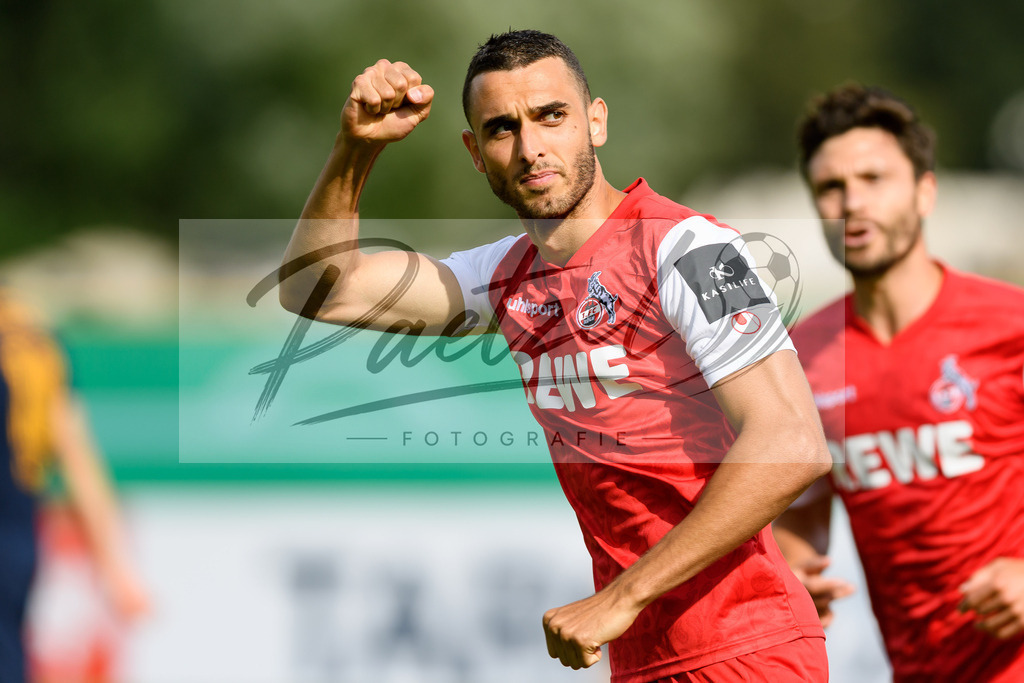 JENKOE20210808_246 | Fussball, Herren: Ellyes Skhiri (1. FC Koeln) Torjubel, jubelt nach seinem Treffer zum 1:1 beim Spiel der 1. Runde im DFB-Pokal zwischen FC Carl Zeiss Jena und 1. FC Koeln im Ernst-Abbe-Sportfeld am 08.08.2021 in Jena, Deutschland.DFB / DFL REGULATIONS PROHIBIT ANY USE OF PHOTOGRAPHS AS IMAGE SEQUENCES AND/OR QUASI-VIDEO. - Realisiert mit Pictrs.com