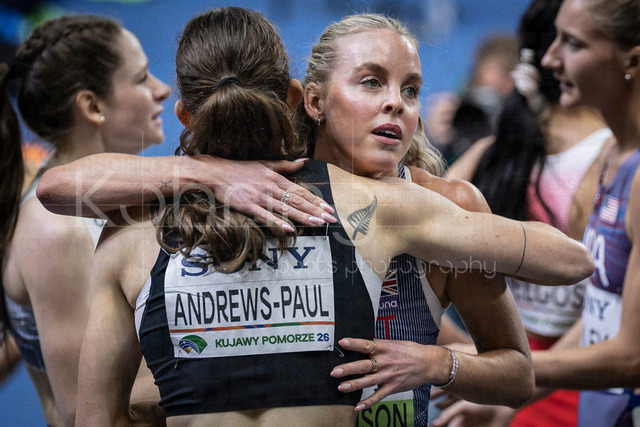 World Athletics Indoor Championships Kujawy Pomorze 26, 21.03.2026 | TORUN, POLAND - MARCH 21:  Keely HODGKINSON (GBR) hugs Alison ANDREWS-PAUL (NZL) during the World Athletics Indoor Championships Kujawy Pomorze 26 on day 2 / session 1 at Kujawsko-Pomorska Arena Torun on March 21, 2026 in Torun, Poland. 