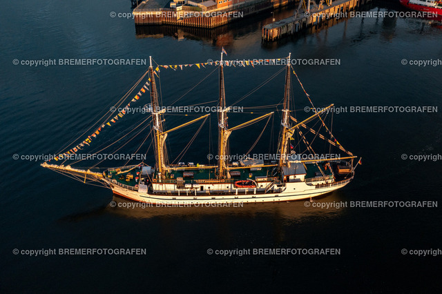 DJI_0081 | 30.09.2022 Drohnenaufnahmen Dt. Schifffahrtstag 2022 Bremen Wendebecken / Weser