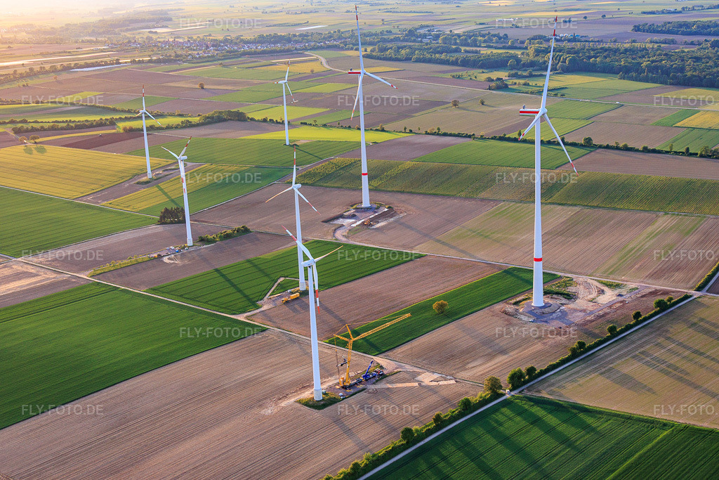 Luftbild: Repowering des Windpark Minfeld. JUWI ersetzt vier Altanlagen (GE 1.5) aus 2004 durch zwei neue, modernen Anlagen vom Typ Vestas V162 mit je sechs MW in Minfeld im Bundesland Rheinland-Pfalz in Deutschland.Foto: IMG_156457.jpg vom 09.05.2026 durch Werner Riehm/FLY-FOTO.deAuflösung des Originals: 5391 x 3594 pxJUWI Windparks - JUWI