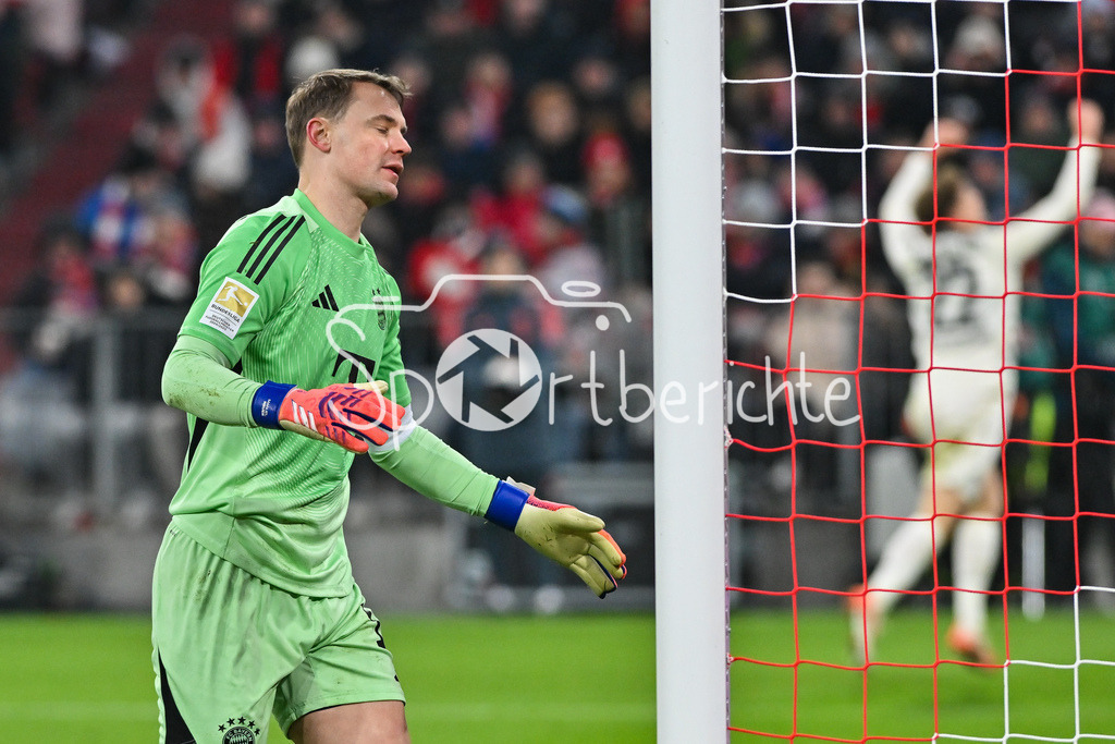 FC Bayern München - 1. FSV Mainz 05 | MUNICH, GERMANY - 14. DECEMBER: Bild ein enttäuschter Manuel NEUER (FC Bayern Munich 1) nach dem Gegentor zum 1-2 druch Jae-Sung Lee (1. FSV Mainz 05 7) / Tor / Torschuetze / Freude / Happy während dem Bundesligamatch zwischen dem FC Bayern München und dem 1. FSV Mainz 05 am 14. Spieltag in der Allianz Arena / DFL REGULATIONS PROHIBIT ANY USE OF PHOTOGRAPHS AS IMAGE SEQUENCES AND/OR QUASI-VIDEO