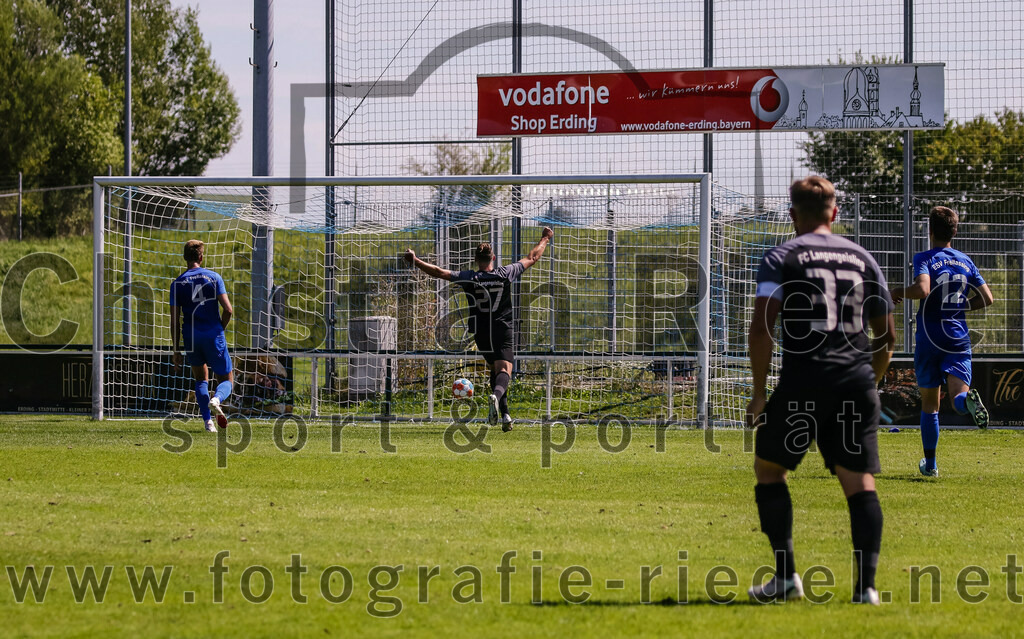 2023-08-12_102_FC_Langengeisling_gegen_ESV_Freilassing | Erding, Deutschland, 12.08.2023:
Fußball, Bezirksliga Oberbayern Ost 2023 / 2024, 4. Spieltag, FC Langengeisling gegen ESV Freilassing, Endergebnis: 2:1

Georg Wieser (ESV Freilassing, #4), Maximilian Birnbeck (FC Langengeisling, #27), Hannes Dornauer (FC Langengeisling, #33), David Scheuerer (ESV Freilassing, #12)

Foto: Christian Riedel / fotografie-riedel.net