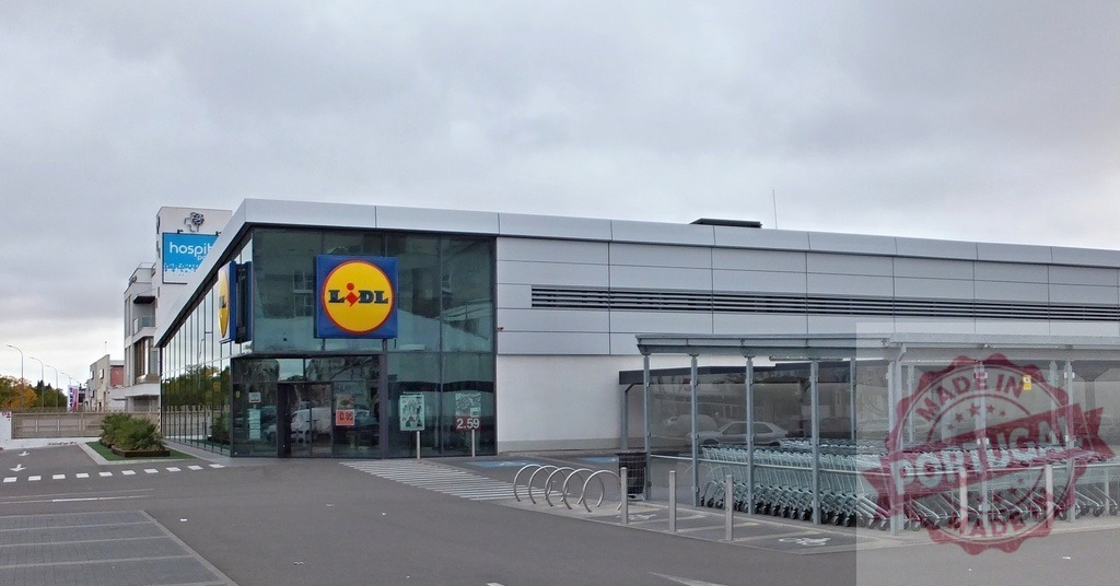Lidl supermarket building and shopping carts on a cloudy day | Lidl grocery store exterior with its brand logo and shopping carts - Realisiert mit Pictrs.com