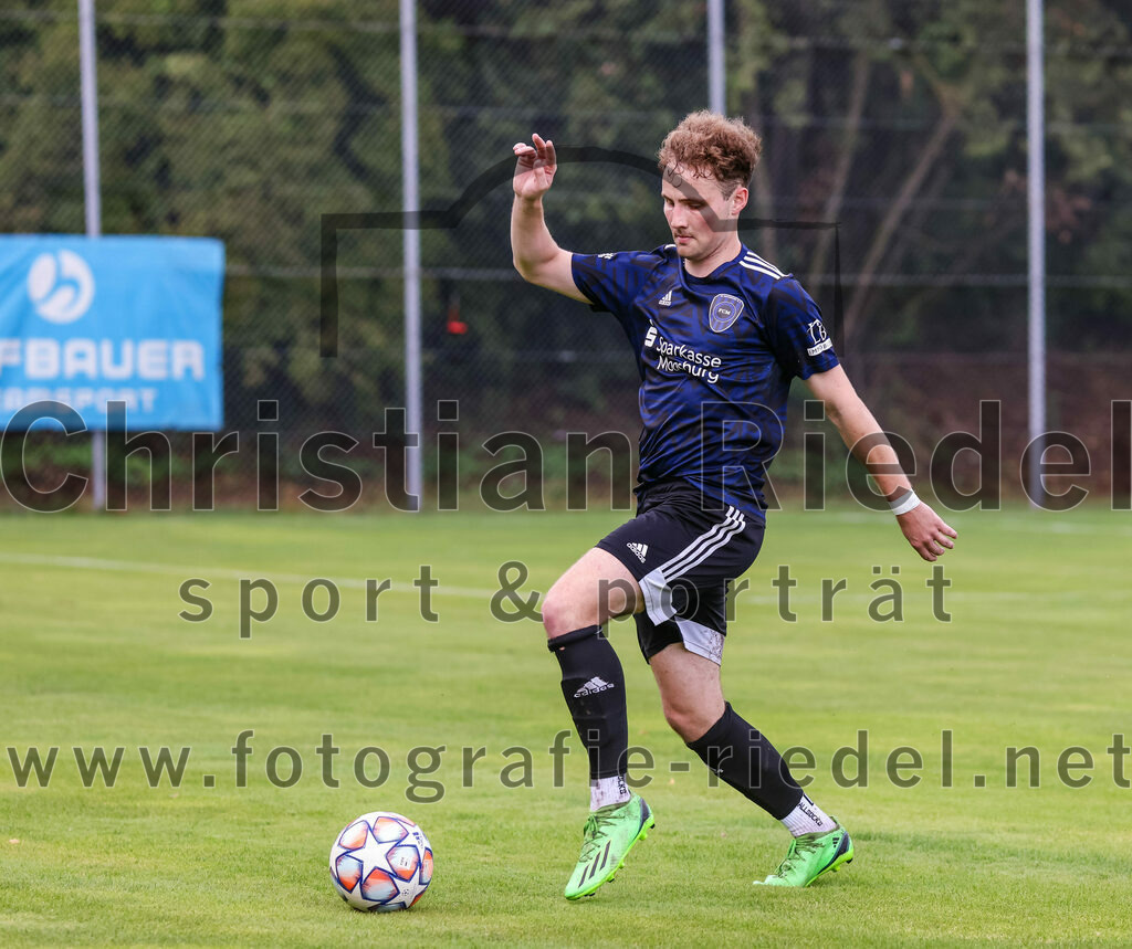 2023-07-28_018_FC_Eitting_gegen_FC_Moosburg | Eitting, Deutschland, 28.07.2023:
Fußball, Kreisliga 2023 / 2024, 1. Spieltag, FC Eitting gegen FC Moosburg, Endergebnis: 1:1

Maximilian Denteler (FC Moosburg, #17)

Foto: Christian Riedel / fotografie-riedel.net