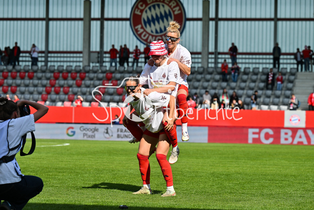 FC Bayern München - SC Freiburg | die Spielerinnen des FC Bayern feiern die Meisterschaft nach dem Heimsieg gegen den SC Freiburg / Frauen Bundesliga: FC Bayern Muenchen - SC Freiburg, FC Bayern Campus am 27.04.2025 / Klara BUEHL (FCB #17), Sydney LOHMANN (FCB #12) und Linda DALLMANN (FCB #10)
