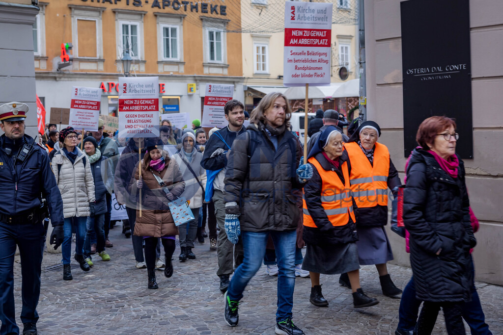 RR5M6249 | 29.NOV.24-Protestmarsch gegen Gewalt-Copyright: Katholische Kirche Kärnten/Denk Dich Neu/Trainproduction/Matthias Trinkl