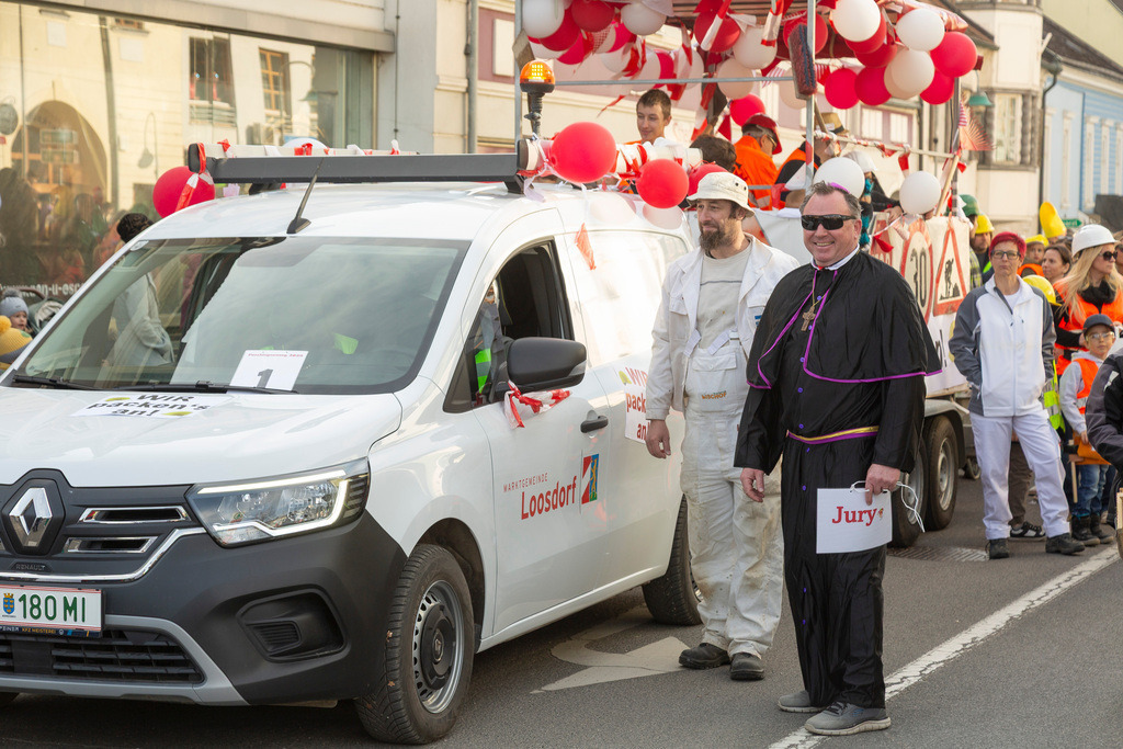 Umzug2025-131_9771 | Fotostrecke: FASCHINGSUMZUG 2025 in Loosdorf. 22 Masken(gruppen)-Teilnehmer: Loosdorfer Vereine, Wirtschaftstreibende, Gemeindeabordnungen sowie Kreditinstitute. rund 700 Besucher entlang der Hauptstrasse. Veranstaltungs-Sicherung durch Mannschaft der FF-Loosdorf mit schwerem Gerät. Maskenprämierung am EKZ-Platz durch Bgm. Thomas Vasku in den Kategorien: Bester Festwagen (Fa. gkonzept-Groissenberger; Beste Personengruppe-ASK-Loosdorf; Beste Einzelperson; Weiteste Anreise-FF Schollach;
