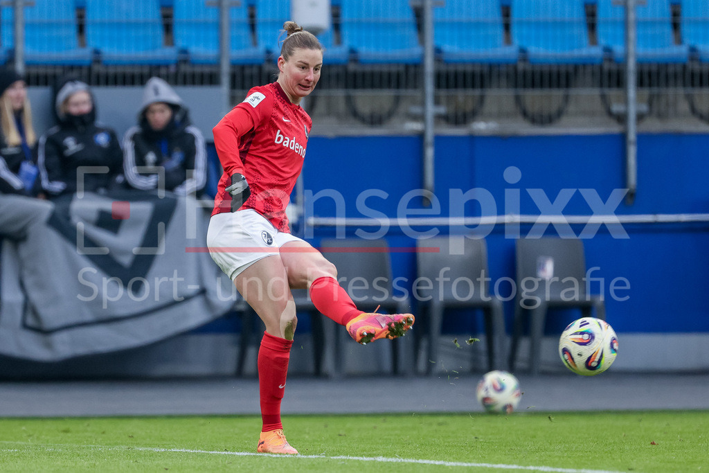 Fussball, Google Pixel Frauen-Bundesliga, Hamburger SV - SC Freiburg | Julia Stierli (SC Freiburg, 5) am Ball, Freisteller, Einzelbild, Ganzkörper, Aktion, Action, Spielszene, DIE DFB-RICHTLINIEN UNTERSAGEN JEGLICHE NUTZUNG VON FOTOS ALS SEQUENZBILDER UND/ODER VIDEOÄHNLICHE FOTOSTRECKEN. DFB REGULATIONS PROHIBIT ANY USE OF PHOTOGRAPHS AS IMAGE SEQUENCES AND/OR QUASI-VIDEO.