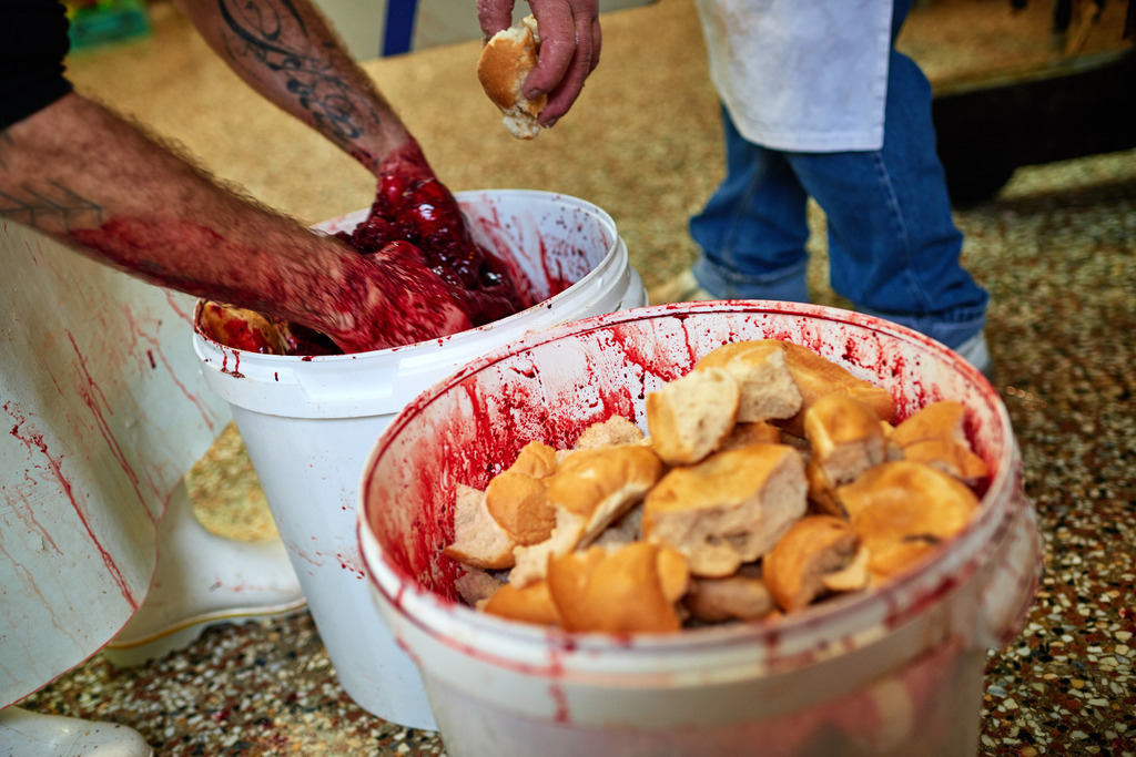 Fleischerei Dormayer | Langenzersdorf, Austria - February 12, 2019: Fleischerei Dormayer - Blutwurst Herstellung; Eimer mit Blut und alte Semmel, die vermengt werden. - Realisiert mit Pictrs.com