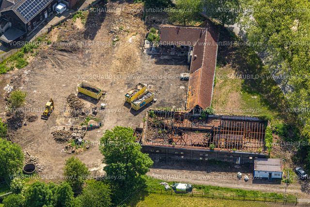 Dortmund240506971Somborn | Luftbild vom Hof Schulte Somborn, Brandruine eines Bauernhofs in Dortmund Somborn, Ziegelhäuser, verkohlte Dachsparren, eingestürte Dächer, Wiederaufbau eines Guthofs, Somborn, Dortmund, Ruhrgebiet, Nordrhein-Westfalen, Deutschland