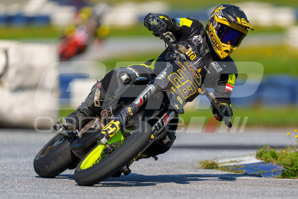 SuperMoto_Staatsmeisterschaft_Greinbach_270 | GRIPcapture steht für authentische Sportfotografie in Österreich – für Momente, die mehr sind als Geschwindigkeit oder Ergebnis. Es geht um Emotion, Spannung, Fokus und den Augenblick, der oft nur einen Wimpernschlag dauert.Ob Motorsport, Teamsport oder 