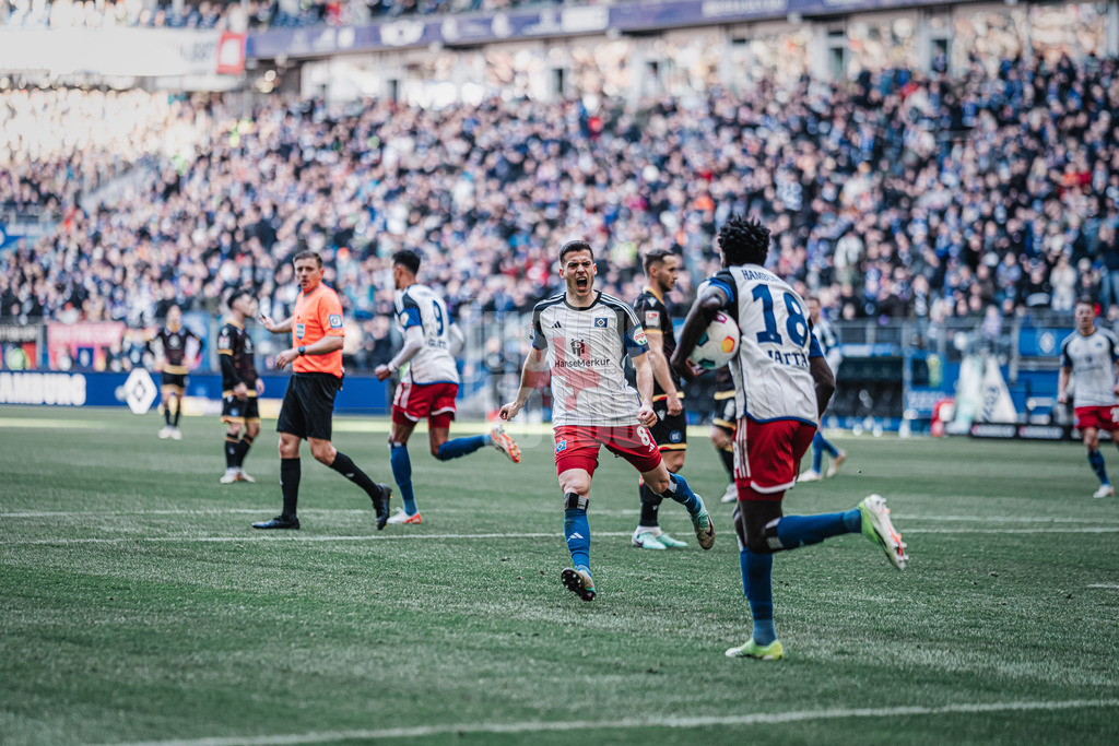 Fußball | Männer | Saison 2023/2024 | 2. Fußball-Bundesliga | 19. Spieltag | Hamburger SV vs. Karlsruher SC | 28.01.2024 | v.l. Laszlo Benes (#8, HSV) jubelt nach dem Tor von Bakery Jatta (#18, HSV)
