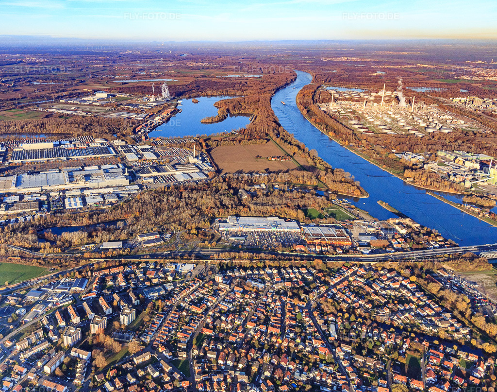 Luftbild: Verlauf der B10 von der Rheinbrücke zwischen Maximilansau und Daimler Automobilwerk im Ortsteil Maximiliansau in Wörth im Bundesland Rheinland-Pfalz in Deutschland. Foto: IMG_124006.jpg vom 21.11.2020 durch Werner Riehm/FLY-FOTO.de