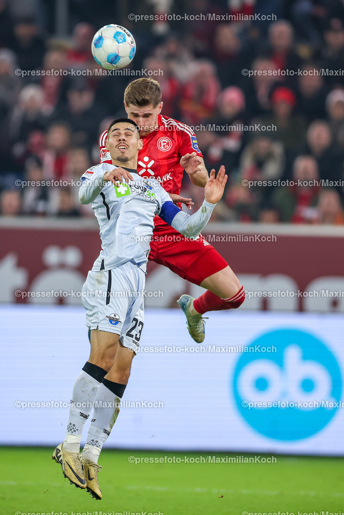 Due09112401044 | 09.11.2024, Fußball, Fortuna Düsseldorf - SC Paderborn 07, 2. Bundesliga, Merkur Spiel-Arena, Saison 2024 2025: Zweikampf Tim Rossmann (Fortuna Düsseldorf #21) gegen Raphael Obermair (Paderborn #23) Kopfball KopfballduellDFB regulations prohibit any use of photographs as image sequences and or quasi-video.