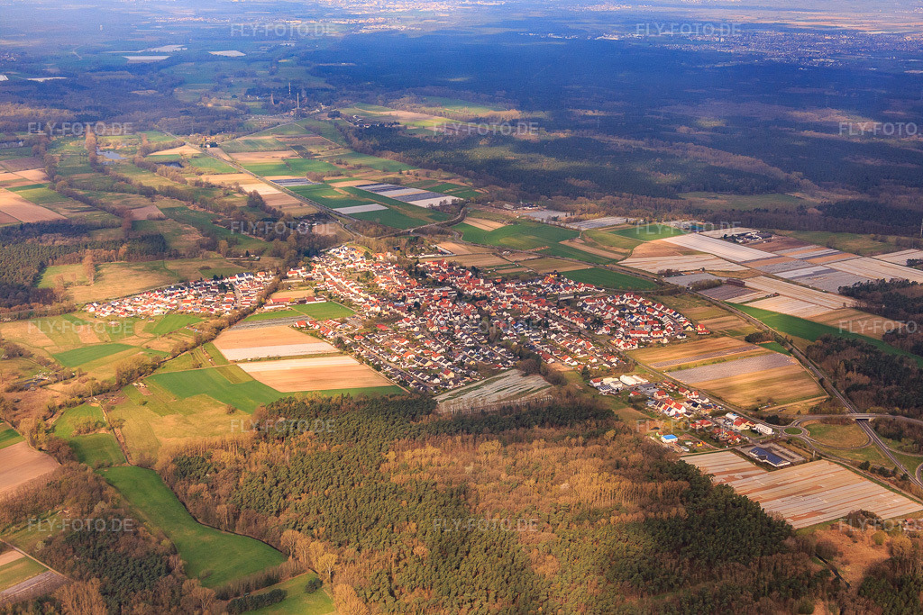 Luftbild: Ortsansicht von Südosten in Hanhofen im Bundesland Rheinland-Pfalz in Deutschland. Foto: IMG_076845.jpg vom 12.04.2015 durch Werner Riehm/FLY-FOTO.de