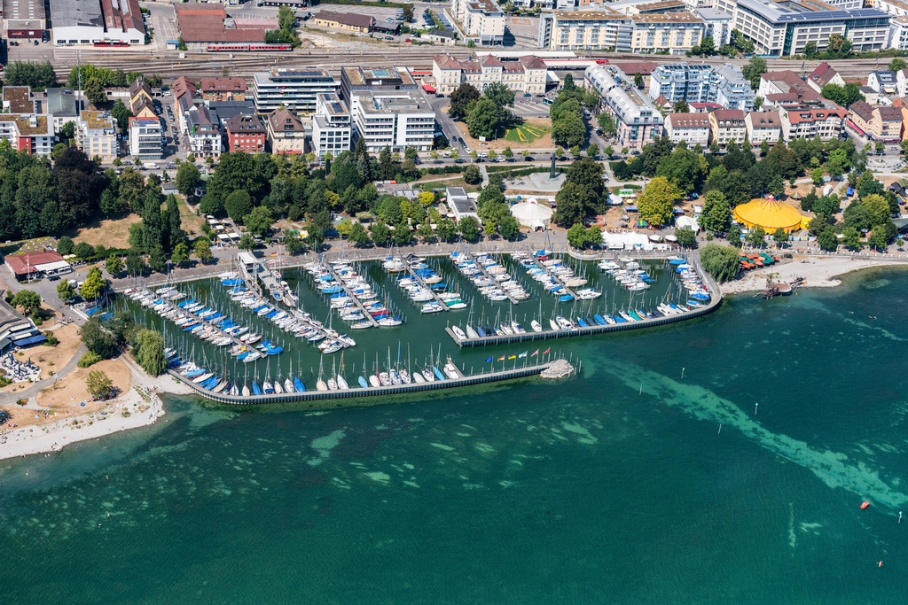 dr__0016240.jpg | FRIEDRICHSHAFEN 03.08.2018 Yachthafen mit Sportboot- Anlegestellen und Bootsliegeplätzen am Uferbereich in Friedrichshafen im Bundesland Baden-Württemberg, Deutschland. // Pleasure boat marina with docks and moorings on the shore area in Friedrichshafen in the state Baden-Wurttemberg, Germany. Foto: Daniel Reiter