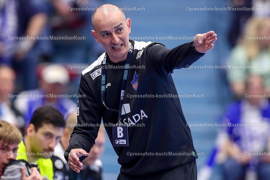 Gum25042501076 | 25.04.2025, Handball, HBL, VfL Gummersbach - 1. VfL Potsdam, Schwalbe-Arena: Cheftrainer Emir Kurtagic (VfL Potsdam) gestikulierend 