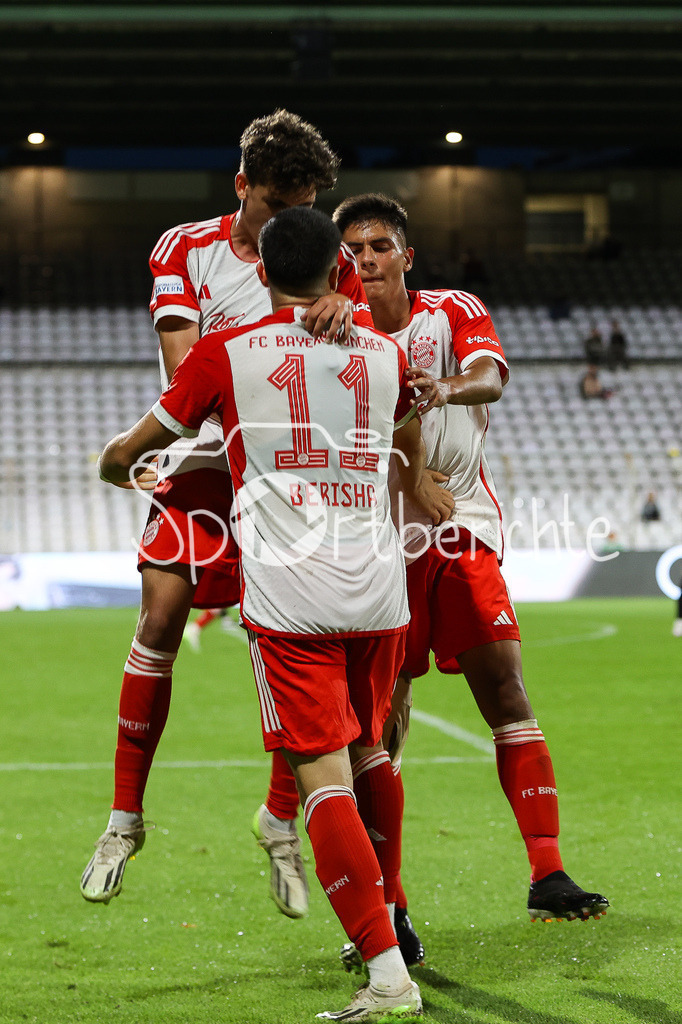 FC Bayern Amateure - FC Memmingen | Grenzenloser Jubel nach dem Treffer zum 4-2 druch Dion BERISHA (FCB #11) / Freude / Tor / Torschuetze