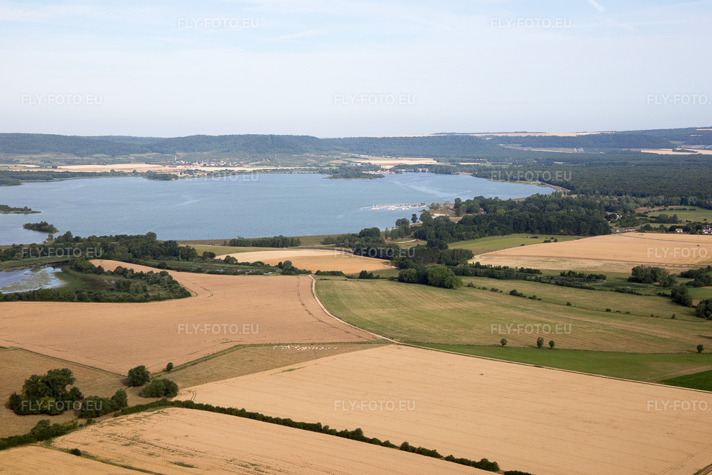 Vue aérienne: Lac de Madine à Essey-et-Maizerais dans le département Meurthe et Moselle, France. Photo: IMG_083294.jpg prise le 12/07/2015 par Werner Riehm/FLY-FOTO.eu – Résolution de l'original: 5472 x 3648 px