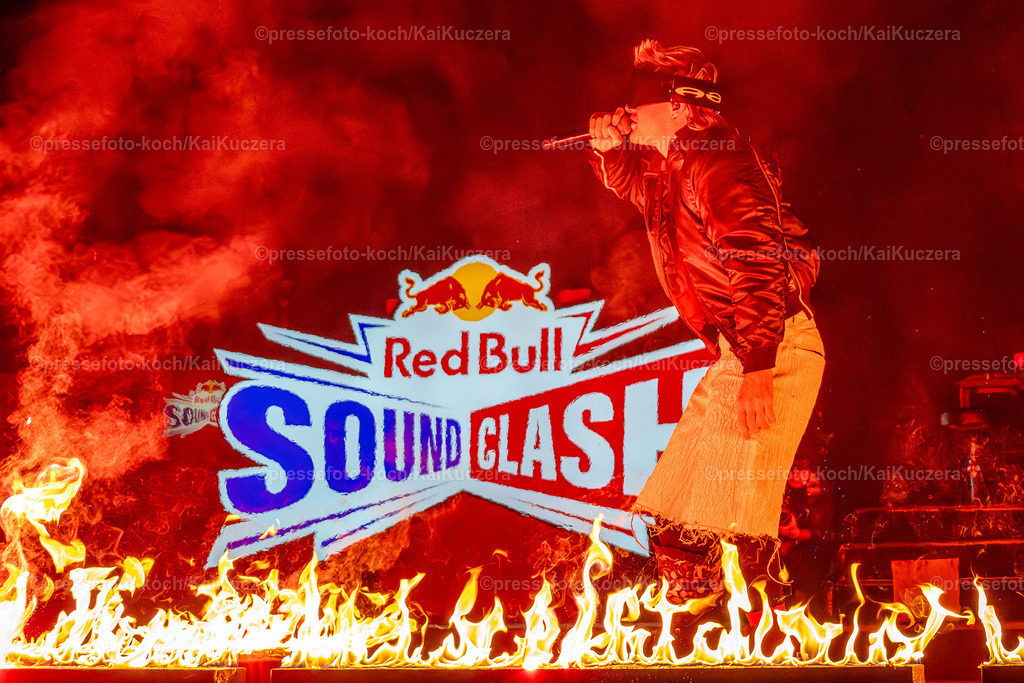 KKU13122401008 | 13.12.2024, xkkux, Düsseldorf, Red Bull Soundclash, PSD Bank Dome, Konzert von Ski Aggu und 01099 gegen Summer Cem und KC Rebell, Im Bild Feuershow Performance von Ski Aggu 