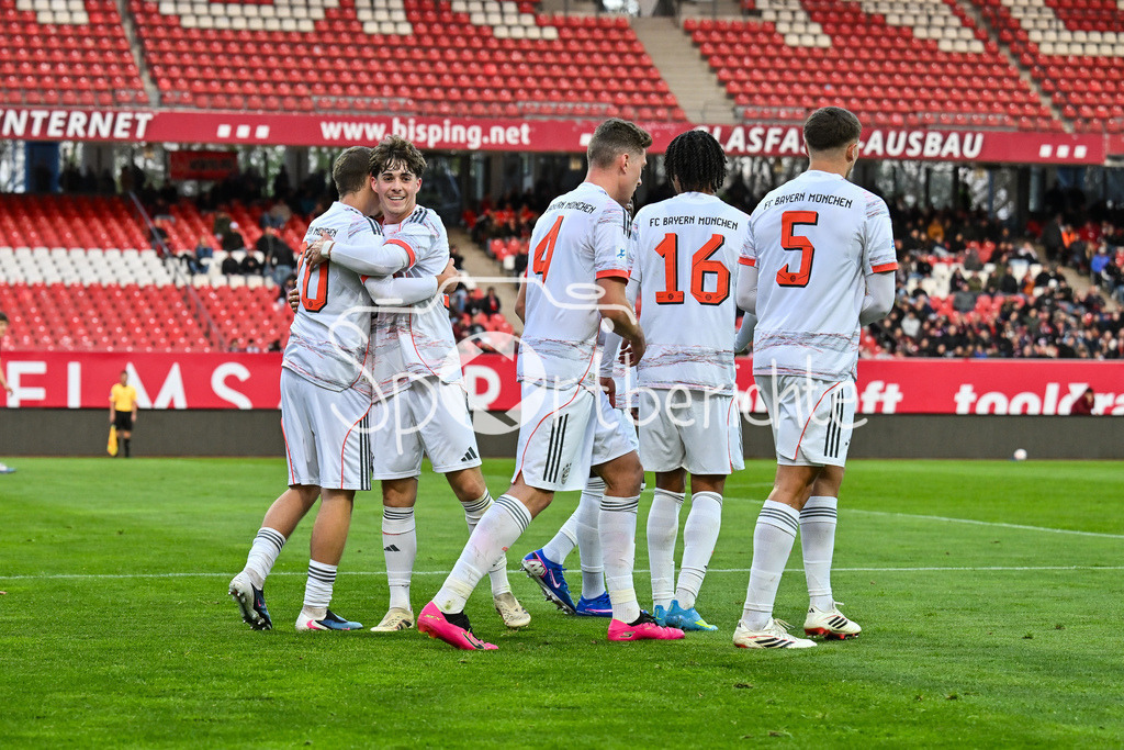 1. FC Nürnberg II - FC Bayern Amateure | NÜRNBERG, GERMANY - 21. APRIL: Jubel der kleinen Bayern nach dem Treffer zum 1-1 Ausgleich durch Yll GASHI (FC Bayern München 20) / Tor / Torschuetze / Freude / Happy während dem Match zwischen dem 1. FC Nürnberg II und den Amateuren des FC Bayern am 30. Spieltag der Regionalliga Bayern im Max-Morlock Stadion