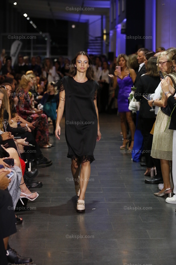 Deutschland: Fashionshow Silvermagic der brasilianischen Designerin Aline CELI während der Fashion Week Berlin | 08.09.2022, Berlin, Deutschland, Models laufen bei der Modenschau Silvermagic der brasilianischen Designerin Aline CELI während der Fashion Week Berlin im Autohaus König am 8. September 2022 in Berlin, Deutschland, über den Laufsteg.